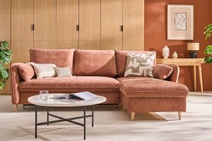 Canapé d'angle convertible réversible avec coffre 3-4 places en tissu effet velours terre brûlée et bois clair DRISS