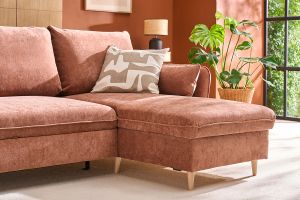 Canapé d'angle convertible réversible avec coffre 3-4 places en tissu effet velours terre brûlée et bois clair DRISS