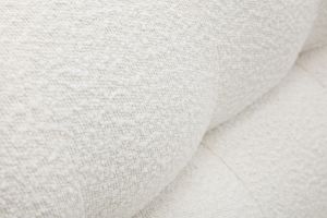 Skandinavischer Sessel aus weißem Stoff mit Bouclé-Wolleffekt und hellem Holz YUMI