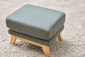 Pouf repose-pieds déhoussable scandinave en tissu vert de gris et bois clair OSLO