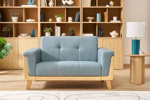 Canapé scandinave 2 places en tissu vert de gris et bois clair FJORD