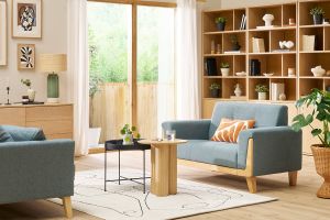 Canapé scandinave 2 places en tissu vert de gris et bois clair FJORD