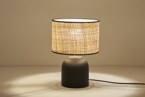 Lampe à poser noire en céramique mate et abat-jour en raphia H35 cm ROCHA