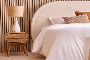 Lampe à poser blanche en céramique effet pierre et abat-jour en raphia H49 cm PYRUS