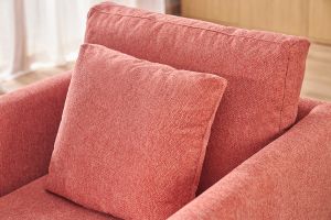 Fauteuil scandinave déhoussable en tissu effet velours texturé terracotta et bois clair OSLO