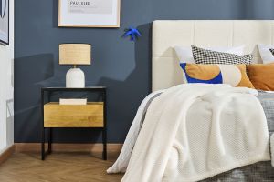 Lampe à poser blanche en céramique effet pierre et abat-jour en raphia H35 cm ROCHA