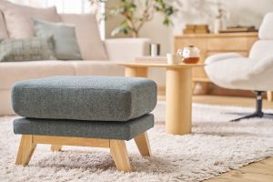 Pouf repose-pieds déhoussable scandinave en tissu vert de gris et bois clair OSLO
