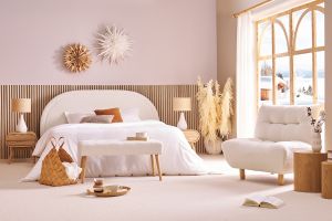 Fauteuil scandinave en tissu effet laine bouclée blanc et bois clair YUMI