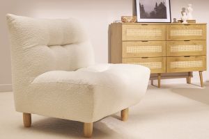 Fauteuil scandinave en tissu effet laine bouclée blanc et bois clair YUMI