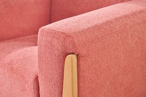 Poltrona scandinava in tessuto color terracotta e legno chiaro FJORD