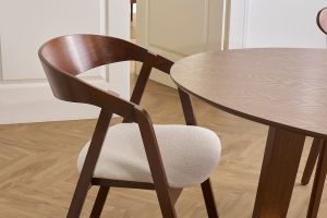 Chaises vintage empilables en bois teinté noyer et tissu effet laine bouclée blanc (lot de 2) LOVA