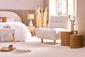 Fauteuil scandinave en tissu effet laine bouclée blanc et bois clair YUMI