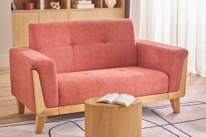 Divano scandinavo 2 posti in tessuto color terracotta e legno chiaro FJORD