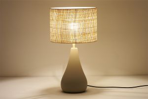 Lampe à poser taupe en céramique mate et abat-jour en raphia H49 cm PYRUS