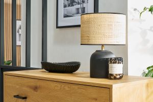 Lampe à poser noire en céramique mate et abat-jour en raphia H35 cm ROCHA