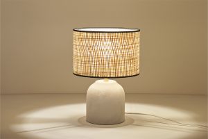 Lampe à poser blanche en céramique effet pierre et abat-jour en raphia H35 cm ROCHA