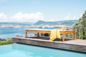 Sonnenliege weiß und Massivholz NAVEEN