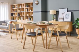 Chaises scandinaves empilables en bois clair chêne et assises noires (lot de 2) LOVA