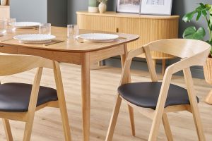 Chaises scandinaves empilables en bois clair chêne et assises noires (lot de 2) LOVA