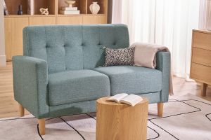 Canapé scandinave 2 places en tissu vert de gris et bois clair MOON
