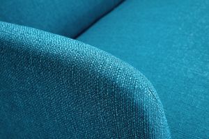 Divano scandinavo 2 posti in tessuto blu anatra e legno chiaro ISKO