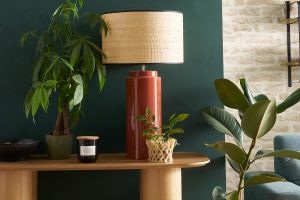Lampe à poser en céramique émaillée terracotta et abat-jour en raphia naturel H64 cm MAJES