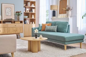 Chaise longue nórdica de tela verde grisáceo y madera maciza clara 190 cm BERTILLE