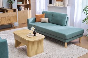 Chaise longue nórdica de tela verde grisáceo y madera maciza clara 190 cm BERTILLE