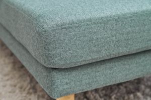 Chaise longue nórdica de tela verde grisáceo y madera maciza clara 190 cm BERTILLE