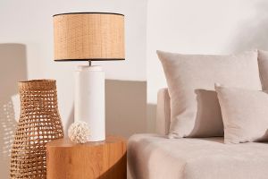 Lampe à poser en céramique émaillée blanche et abat-jour en raphia naturel H64 cm MAJES