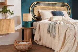 Lampe à poser en céramique bleu pétrole mat et abat-jour en raphia naturel H40 cm TIGA
