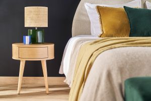 Runder Nachttisch aus hellem Holz mit Schublade JUDITH