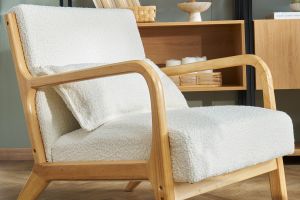 Fauteuil scandinave en tissu effet laine bouclée blanc et bois clair massif DERRY