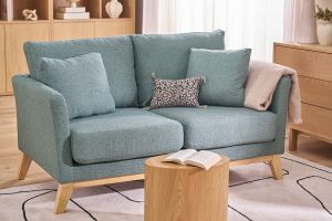 Canapé scandinave déhoussable 2 places en tissu vert de gris et bois clair OSLO