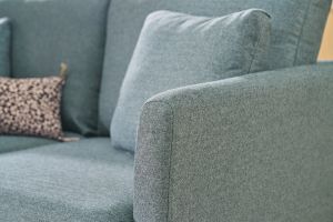Canapé scandinave déhoussable 2 places en tissu vert de gris et bois clair OSLO