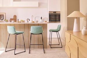 Barhocker in blassgrünem Stoff mit Samteffekt und Metallfuß H65 cm (2er-Set) BOOST