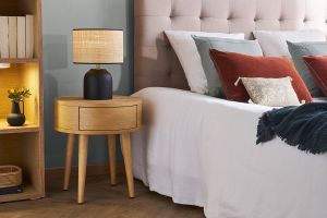 Comodino rotondo in legno chiaro con cassetto JUDITH