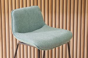 Tabourets de bar en tissu effet velours texturé vert céladon et métal noir H65 cm (lot de 2) BOOST