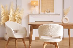 Chaise scandinave en tissu effet laine bouclée blanc et bois clair massif PRISMA