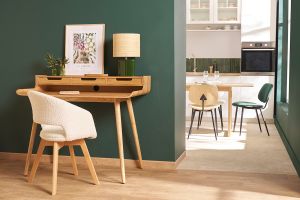 Chaise scandinave en tissu effet laine bouclée blanc et bois clair massif PRISMA