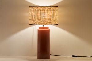 Lampe à poser en céramique émaillée terracotta et abat-jour en raphia naturel H64 cm MAJES