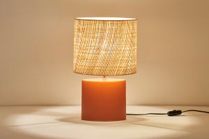 Lampe à poser en céramique terracotta mat et abat-jour en raphia naturel H40 cm TIGA
