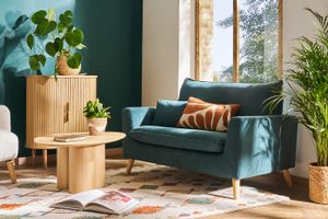 Divano scandinavo 2 posti in tessuto effetto velluto giallo senape e legno chiaro JONAS
