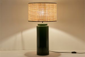 Lampe à poser en céramique émaillée verte et abat-jour en raphia naturel H64 cm MAJES