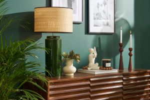 Lampe à poser en céramique émaillée verte et abat-jour en raphia naturel H64 cm MAJES