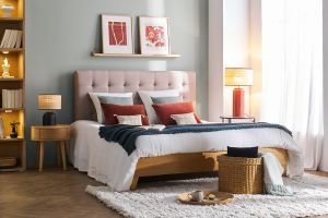 Lampe à poser en céramique émaillée terracotta et abat-jour en raphia naturel H64 cm MAJES