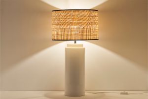 Lampe à poser en céramique émaillée blanche et abat-jour en raphia naturel H64 cm MAJES