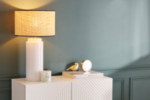 Lampe à poser en céramique émaillée blanche et abat-jour en raphia naturel H64 cm MAJES