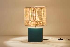 Lampe à poser en céramique bleu pétrole mat et abat-jour en raphia naturel H40 cm TIGA