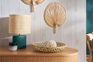 Lampe à poser en céramique bleu pétrole mat et abat-jour en raphia naturel H40 cm TIGA